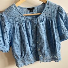 J. Crew Light Blue Floral Crop Blouse. New W/ Tags. Size Medium. Blue Tops For Spring Daywear, Blue Short Sleeve Blouse For Daywear, Blue Cropped Blouse For Spring, Crop Blouse, Blue Floral, J Crew, Color Blue, Top Blouse, Light Blue