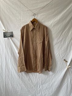 Vintage 70s brown and gold button up. Super soft poly cotton blend. Single pocket. Labeled men's XL. PTP 26" Collar to hem 30" In great vintage condition but with an older piece, please handle with care. Vintage Brown Shirt For Workwear, Retro Brown Workwear Shirt, Retro Brown Shirt With Pockets, Vintage Brown Cotton Shirt, Retro Brown Shirt With Button Closure, Vintage Brown Shirt With Button Closure, Vintage Beige Shirt With Button Closure, Vintage Beige Shirt With Pockets, Mens Oxfords