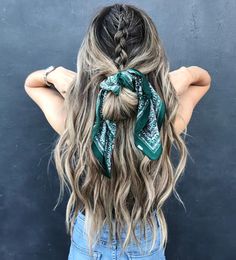 Scarftail Pony 💕 | w/ @habit.hand.tied.extensions & @blohaute Hair Scarf Pattern, Military Hairstyles, Triangle Hair Scarf, Half Long Hair, Women Locs, Beachy Waves Hair, 40s Hairstyles, Casual Braids, 2020 Hairstyles