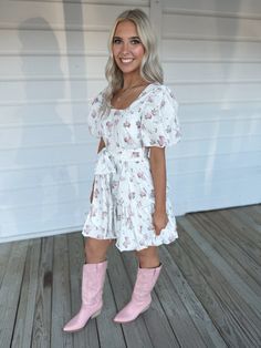 Adorable white floral dress with ruffle layering and a tie waist. Model is 5'4" with a 25" waist, 32" bust, and 32" hips wearing a small. Floral Puff Sleeve Dress, Puff Sleeve Dress, White Floral Dress, Puffed Sleeves Dress, Southern Style, Free Giveaway, Sleeve Dress, Floral Dress, Puff Sleeve