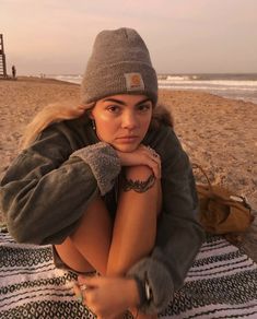 @ 𝐉 𝐀 𝐂 𝐋 𝐘 𝐍 Chloe Danielle, Surfer Girl Outfits, Surfer Girl Aesthetic, My Sweet Home, In The Airport, Surfer Girl Style, Simple Fits, Christmas Break, Tumblr Outfits