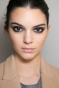 46 gorgeous makeup ideas to take from the runways. Trucco Smokey Eye, Smoky Eye Tutorial, Fall Makeup Trend, Makijaż Smokey Eye, Make Up Looks, Smokey Eyes, Fall Makeup, Makeup Designs, Smokey Eye Makeup