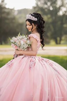 Quince Poses With Chambelan, Quince Group Photos, Quincera Photo Ideas, Quince Photoshoot Ideas With Family, 15th Birthday Photoshoot, Quinceañeras Photoshoot, Peinados Para Xv Años, Quinceañera Pictures