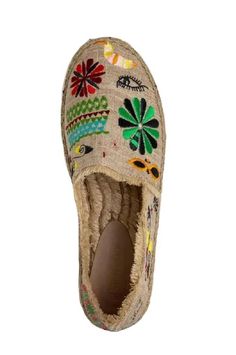 Nothing says vacation quite like a nice pair of espadrilles.Festive floral an embroidered detailing. Linen. Different embroidery on each shoe. Colorful Embroidery, Tie Dye Maxi, Boho Chic Outfits, Chic Outfit, Embroidered Jeans, Boho Look, Johnny Was, Pair Of Pants, Casual Jeans