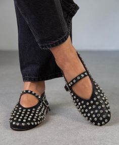 Classy Flat Shoes, Studded Ballet Flats, Autumn Shoes Women, Studded Flats, Hype Shoes, Black Ballet Flats, Trendy Sneakers, Fall Shoes, Boho Chic Fashion