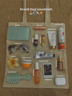 Beach Bags 2024, Summer Essentials Aesthetic, Beach Bag Aesthetic, Beach Packing List, Casual Travel Outfit, Beach Bag Essentials