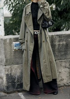 Green Trench Coat Outfit, Streetwear 2024, Trench Outfit, Green Trench Coat, Outfits Baggy, Trench Coat Outfit, Closet Inspiration, Aesthetic Style