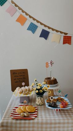 Mesversário festa junina Small Party Decorations Simple, Cute Simple Party Decorations, Classic Birthday Decorations, Wooden Birthday Decorations, Simple Toddler Birthday Party, Small First Birthday Party, Diy Kids Birthday Decorations, Simple Party Themes, Reusable Birthday Decorations