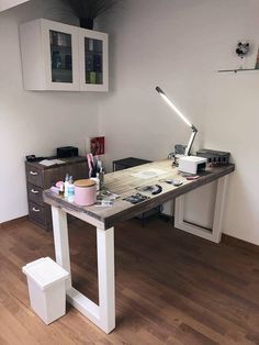 Nail Desk Ideas, Nail Technician Room, Manicure Station, Nail Salon Ideas, Home Beauty Salon