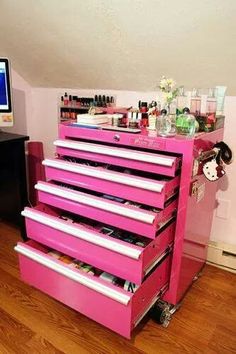 Cool idea Country Girl Makeup, Makeup Storage Cart, Penyimpanan Makeup, Makeup Station, Makeup Table, Pink Box, Makeup Room