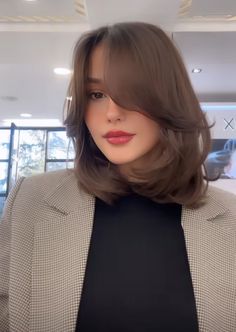 Asian Mom Haircut, Short Hair With Curtain Bangs Side Part, Center Part Bangs Long Hair, Layer Oval Haircut Short, Curtain Bangs Short Hair Layers, Short Layered Haircuts Shoulder Length Thick Hair, Oval Short Hair, Wolfcut Hair Short Straight, Layer Oval Haircut