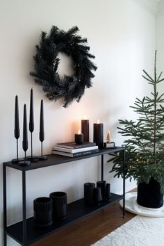 Modern entryway table with black Christmas decor Contemporary Xmas Decor, Men Christmas Decor Ideas, Minimalist Christmas Entryway, Christmas Decoration Minimalist, Modern Christmas Shelf Decor, Modern Black Christmas Decor, Black Christmas Decorations Inspiration, Stylish Christmas Decor, Christmas Decor Ideas Black And White