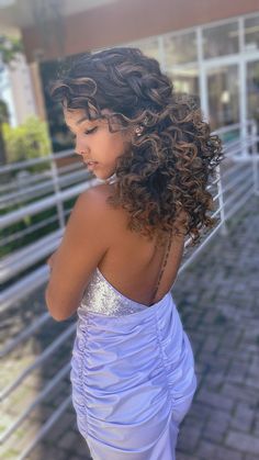 Penteado afro, cabelo afro , penteado crespo, penteado cacheado , penteado noiva afro, penteado noiva encaracolada crespa , curls, curl hairstyle Prom Hairstyles To The Side, Curly Hair Updo Wedding, Curl Hairstyle, Side Updo, Quince Hairstyles