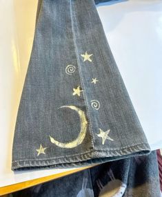 Star Jacket Aesthetic, Bleaching Stars On Jeans, Bleach Painting Jeans Ideas, Embroidery Design Jeans, Jeans With Iron On Patches, Drawn On Jeans Grunge, Drawn On Pants, Moon Clothes Aesthetic, Diy Jean Embroidery