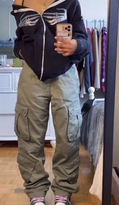 "14 Women's Cargo Pants with a Workwear Feel: Stylish and Functional" Gray Cargos Fit, Streetwear Style Woman, Greyday Outfits, Looks Pinterest, Makijaż Smokey Eye, Baggy Clothes