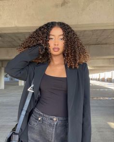 Black Women With Long Curly Hair, Curly Hair Black Woman, Samira Ahmed, Curly Hair Brown, Dyed Curly Hair, Highlights Curly Hair, Hair Color Chocolate, Honey Brown Hair, Brown Curly Hair