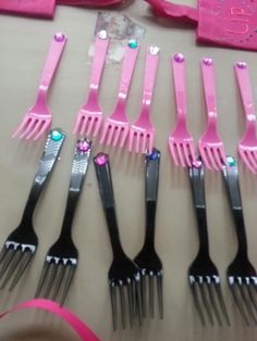 a table topped with lots of pink and black combs