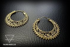 Tribal hoop earrings made of brass, nickel free. Dimension: 3,5 cm Sold by pair Brass, unlike gold, is a metal that can oxidize over time. To avoid and delay this oxidation, I recommend that you do not sleep with your jewels, and not expose them to water. If, however, they come to tarnish, you can revive their color by cleaning them with toothpaste or lemon. Sends in follow-up mail within 1 to 3 days following your order. Thank you for your visit ! Indian Style Earrings, Earrings Indian, Ethnic Earrings, Indian Style, Brass Earrings, Style Earrings, Jewelry Earrings Hoops, Ear Jewelry, Earrings Handmade