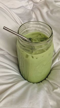 Matchalatte glass jar matchalover drinkgreen green living helathy morning Iced Matcha Latte, Coffee Matcha, Japanese Matcha, Matcha Green Tea Powder, Iced Matcha, Makanan Diet, Green Tea Powder, Think Food, روتين العناية بالبشرة