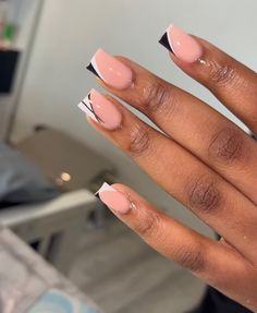 Shellac Nails Black Women, Simple Classy Baddie Nails, Short Baddie Nail Designs, Classy Work Nails, Baddie Short Acrylic Nails Designs, Nails Designs Neutral, Baddie Nail Designs, Short Nails Nail Art, Nails Coffin Short