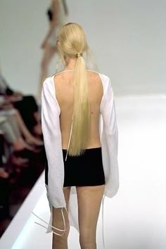 Fashion Design Studio, Runway 2024, 2000s Vibe, Visual Gallery, Fashion Designer Studio, London Look, Runway Outfits, Fashion Archive, Dark Style