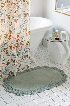 a bathroom with a bathtub, rug and sink in it's center area