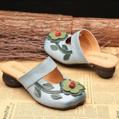 Main Material: Cow LeatherSole: Rubber SoleClosure Type: Silp-onHeel Type: Mid HeelHeel Height: 3.5cmToe Type: RoundPattern Type: FlowerFunction: Soft Vintage Leather Sandals, Elegant Wedding Shoes, Flower Heels, Crop Top With Jeans, Toe Slippers, Slippers Online, Flat Slippers, Wedding Shoes Heels, Leather Flowers