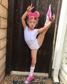 206 mil Me gusta, 1,892 comentarios - Everleigh Rose Soutas (@everleighrose) en Instagram: "Leg holds all day everyday✌ Leo: @fivedancewear" Everleigh Labrant, Cole And Savannah, Labrant Fam, All Day Everyday, Cute Anime, Kids Swimwear, Swimwear Girls, Fashion Kids