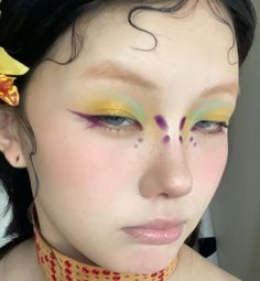 Makeup Look Artistic, Cute Unique Makeup Looks, Make Up Looks Unique, Floral Makeup Ideas, Weird Eyeshadow Looks, Funky Makeup Hooded Eyes, Weird Eye Makeup, Bug Inspired Makeup, Maximalism Makeup