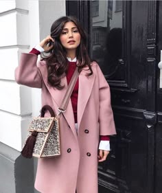 Ayda Hadi, Pink Coat Outfit, Winter Mode Outfits, Winter Coat Outfits, Pink Trench Coat, Chique Outfit, Look Rose, Winter Typ, Street Style Bags