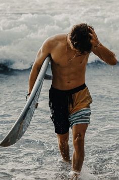 Rudy Pankow Surfing, Surfing Aesthetic Men, Surf Guy Aesthetic, Guy Swimming Aesthetic, Ocean Swimming Aesthetic, Surfer Aesthetic Guy, Surfer Boys Aesthetic