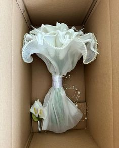 Buketi Flowers, Bridal Shower Inspo, Never Getting Married, White Bridal Bouquet, Engagement Inspiration, White Bouquet, Wedding Goals, Forest Wedding, Wedding Night