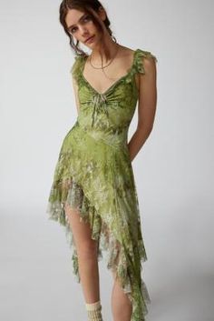 Fühlen Sie sich diesen Sommer wie eine Fee in diesem romantischen Midikleid. Gefertigt aus einem Blumenspitzenstoff mit einem Sweetheart-Ausschnitt, einer schlanken Silhouette und einem asymmetrischen Rüschen-Saum. Komplett mit einer gerafften Schnürung im Brustbereich. - 100% Nylon - Maschinenwäsche - Modell trägt Größe Small - Nutzen Sie unseren Größenführer, um zu überprüfen, wie dieses Produkt passt. UO Hyazinthe Spitze Spliced Midi Kleid, Grün, 100% Nylon, Groß Asymmetrical Midi Skirt, Australia Clothes, Instagram Photoshoot, Style Indie, Estilo Indie, Asymmetric Skirt, Gardening Outfit, Ultra Feminine