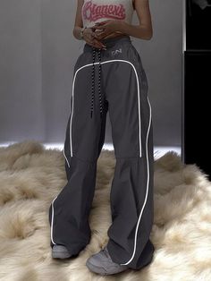 Upgrade your streetwear wardrobe with our Reflective Wide-Leg Cargo Pants for Women, designed for both style and comfort. These high-waisted joggers feature a relaxed, baggy fit, making them perfect for everyday wear, whether you're lounging at home, running errands, or hanging out with friends. The wide-leg design not only ensures ease of movement but also adds a modern, edgy look to your outfit, making these pants a staple for those who love trendy street fashion. What sets these cargo pants a Streetwear Wardrobe, Baggy Joggers, Cargo Pants For Women, Cargo Hose, Gray And Brown, Casual Night Out, Trendy Street Style, Urban Street Style, Stylish Jackets