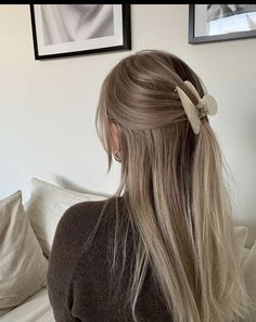 Light Brown Hair Balayage Money Piece, Low Maintenance Blonde Balayage Short Hair, Dirty Ashy Blonde Hair, Dirty Blonde Aesthetic, Ashy Light Brown Hair With Highlights, Light Brown Ashy Hair, Ashy Dirty Blonde Hair, Light Ashy Brown, Light Ashy Brown Hair