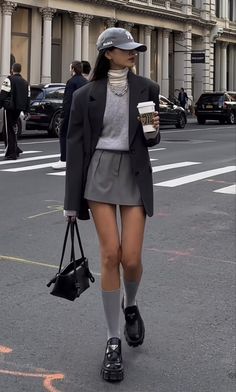 Blazer Outfit Inspo Women, Fall Outfits With Loafers, Gray Jacket Outfit, Winter Outfit Ideas Aesthetic, Korean Fashion 2023, Fashion Inspo Outfits Minimal Chic, Oversized Blazer Outfit, Gray Outfit, Office Jacket