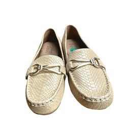 Naturalizer Women's Flat Slip On Shoes In Gold, Size 7.5, Offer A Stylish Blend Of Comfort And Elegance. Crafted With A Leather Upper And Man-Made Sole, These Loafers Are Perfect For A Chic, Everyday Look. Sku: 2343 Stylish Women's Loafer Flats Gold Color For An Elegant Touch Size Us 7.5, Eur 37.5, Uk 4.5 Constructed With A Leather Upper Durable Man-Made Sole Made By Naturalizer Features: Brand: Naturalizer Naturalizer Women's Flat Lizard Leather Round Toe Shoes Model: Demur-Bit / Lining Synthet Casual Gold Synthetic Flats, Casual Gold Slip-on Flats, Casual Gold Round Toe Loafers, Casual Gold Loafers With Almond Toe, Casual Gold Flats With Almond Toe, Casual Gold Almond Toe Flats, Metallic Ballet Flats, White Slip On Shoes, Leather Loafers Women