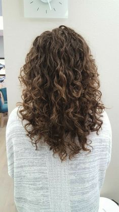 Curly Hair V Cut, Curly Hair Layers Medium, Naturally Wavy Hair Cuts, Long Curly Haircuts, V Shape Cut