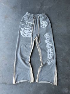 Print On Clothes Ideas, Vintage Clothing Brands, Sweatpants Design Ideas, Sweat Pants Aesthetic, Clothing Brand Design Ideas, Clothing Brand Ideas, Clothing Brand Aesthetic, Street Wear Brands, Streetwear Bottoms