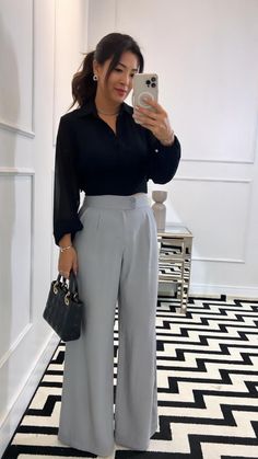 Business Casual Outfits For Curvy Women, Trousers Outfit For Women, Relaxed Business Casual, Flared Trousers Outfit, Bas Large, Business Casual Women, Internship Outfit, Modest Casual, Cute Professional Outfits