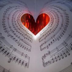 a heart made out of sheet music with the words te amo mucho mas que el