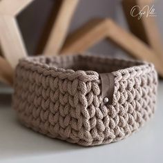 Crochet pattern: Square basket - practical storage made easy With this crochet pattern you can easily make a square basket yourself. The basket is ideal for keeping your home tidy, be it in the living room, bedroom or bathroom. Use it for magazines, toys or other everyday items - the possibilities are endless! Easy to follow with picture instructions This pattern is also suitable for beginners! It takes you through the entire process step by step. Thanks to the clear picture instructions, you ca Placemat Design, Square Basket, Small Storage Basket, Square Baskets, Basket Storage, Round Basket, Diy Set, Crochet Instructions, Types Of Yarn