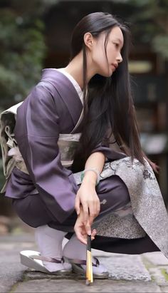 Kimono Pose, Kimono Reference, Kimono Poses, Yukata Women, Japanese Kimono Fashion, Japanese Traditional Clothing, Warrior Outfit, Kimono Yukata, Casual Kimono