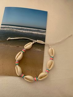 Shells Bracelet Diy, How To Tie A Shell On A Bracelet, How To Make Shell Bracelets, How To Put Shells On A Bracelet, Shell Bracelet Ideas, Beach Bracelets Aesthetic, Bijoux Piercing Septum, Preppy Jewelry, Beach Anklets