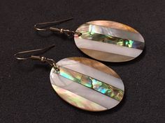 Here is a pair of fairytale art deco earrings with inclusions of three kinds of mother-of-pearl: pink beige, white and iridescent (abalone mother-of-pearl or paua shell); mother-of-pearl has multicolored shimmering reflections (turquoise, green, blue, pink ...). The earrings measure 5.3x2.4cm. The back is all black. Be careful, each pair is slightly different. LUNA'S JEWELRY, YOUR JEWELRY SHOP, PEARLS AND PRIMERS AT LOW PRICES Benefits: Shipment from Lyon (France) within 48 hours in bubble envelope Benefit from the money-back guarantee possible customization of my articles Doubts, questions? Do not hesitate to send me a message and I will answer you as soon as possible! Contact me on the website or at my email: lunyvale@gmail.com Iridescent Black, Mother Of Pearl Earrings, Lyon France, Paua Shell, Fairytale Art, Art Deco Earrings, Shell Earrings, Pink Beige, White Beige