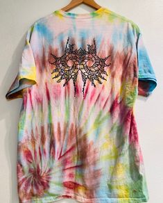 Unisex size XL Hand dyed Casual Acid Wash T-shirt For Festivals, Acid Wash Crew Neck T-shirt For Festivals, Tie Dye Screen Print Tops For Festival, Summer Hand Dyed Graphic Tee, Casual Tie-dye T-shirt, Hand Dyed Cotton T-shirt For Summer, Hand Dyed Short Sleeve T-shirt For Festivals, Bleached Cotton T-shirt For Festivals, Bleached T-shirt For Summer Festival