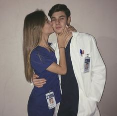 a man and woman kissing each other in front of a wall with the caption'queriata ta assm com peso que sesa que el gou e gusto?