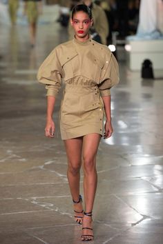 Kenzo Spring 2017 Ready-to-Wear collection, runway looks, beauty, models, and reviews. Minimalist Dress, Mode Vintage, Vogue Paris, Mode Inspiration, Spring 2017, Fashion Wear, Fast Fashion, Primavera Estate