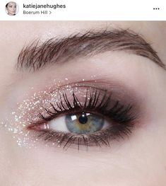 Sparkle Eye Makeup Glitter, Light Shimmer Eye Makeup, Taupe Makeup Look, Smoky Glitter Eye Makeup, Simple Glitter Eye Makeup, Taupe Makeup, Smoky Eyes Makeup, Sparkle Eye Makeup, Natural Makeup For Teens