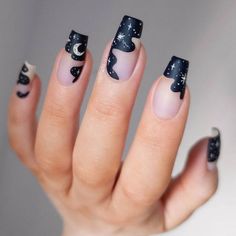 Black And White Nail, Maquillage Yeux Cut Crease, Negative Space Nail Art, Black And White Nail Art, Kutek Disney, Negative Space Nails, Witchy Nails, Space Nails, October Nails